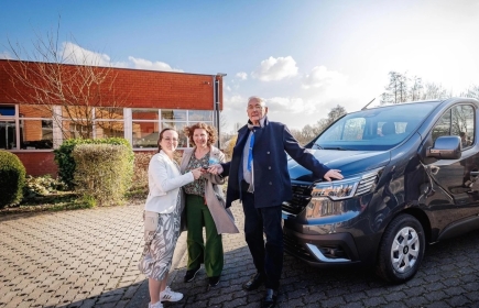 Voorzitter Roger De Potter van Rotaryclub Mechelen Opsinjoor overhandigt de sleutels van het minibusje - © Dirk Vertommen